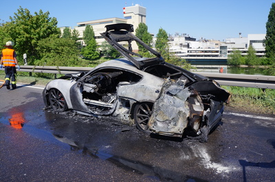 Stuttgart: Porsche brennt auf der B 10