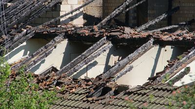 Bad Herrenalb -  TAGBILDER!!! Dachstuhlbrand einer leerstehenden ehemaligen psychosomatischen Klinik im Ortsteil Kullenmuehle