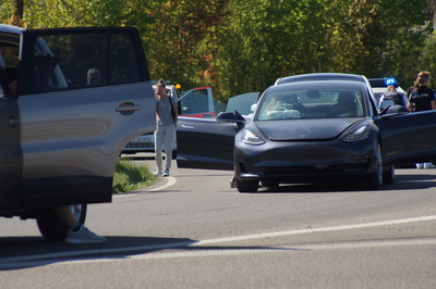Bempflingen: Auffahrunfall mit Tesla B 312