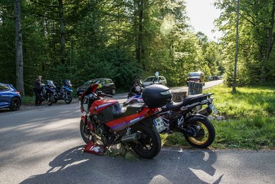 Weil im Schoenbuch: Zwei schwer nach Motorradunfall auf der B464