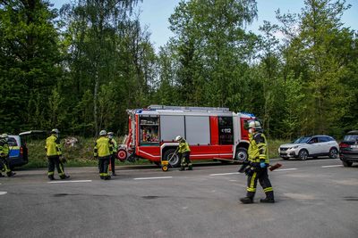 Weil im Schoenbuch: Zwei schwer nach Motorradunfall auf der B464