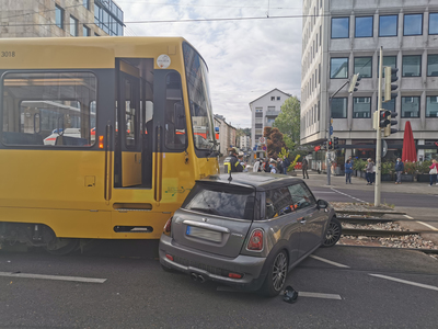 Stuttgart: Pkw kollidiert mit Strassenbahn