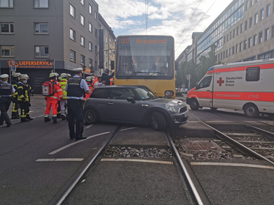 Stuttgart: Pkw kollidiert mit Strassenbahn