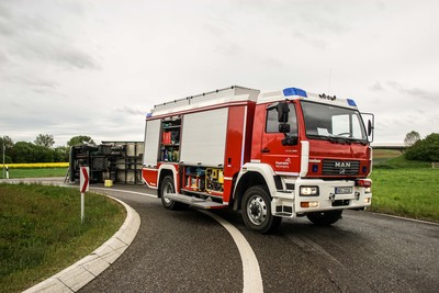 Herrenberg-Gueltstein: LKW im Kreisverkehr umgekippt 