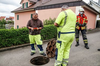 Holzgerlingen: Gasgeruch aus Abwasserschaechte - Feuerwehr rueckt an