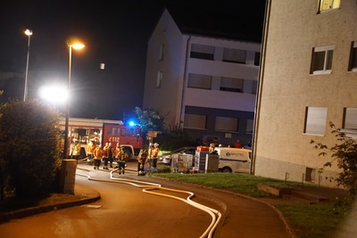 Kornwestheim: Brand von mehreren Gartenhaeusern, Grosseinsatz und Evakuierung eines Hochhauses 