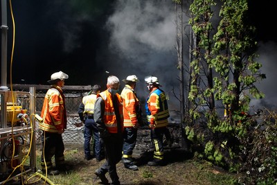Kornwestheim: Brand von mehreren Gartenhaeusern, Grosseinsatz und Evakuierung eines Hochhauses 
