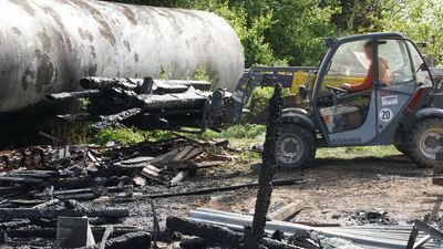 Langensteinbach: Holzstappel brennt vollstaendig ab - Tank in Gefahr