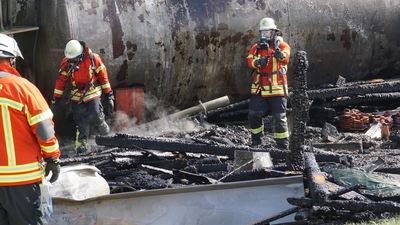 Langensteinbach: Holzstappel brennt vollstaendig ab - Tank in Gefahr