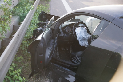 Kirchheim/A8: Sportwagen kracht in Leitplanke