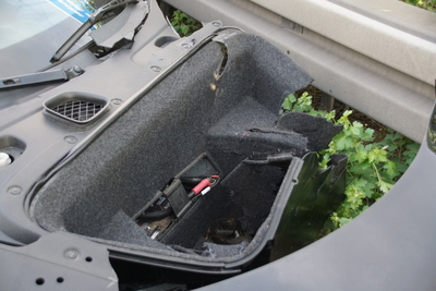 Kirchheim/A8: Sportwagen kracht in Leitplanke