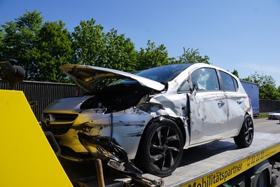 Kirchheim A8: PKW ueberschlaegt sich - Fahrer Verletzt