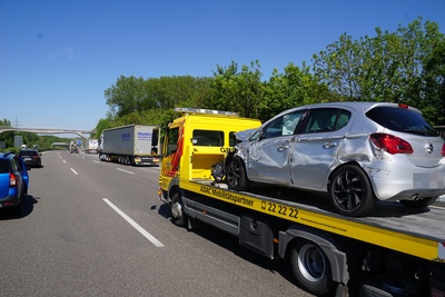 Kirchheim A8: PKW ueberschlaegt sich - Fahrer Verletzt