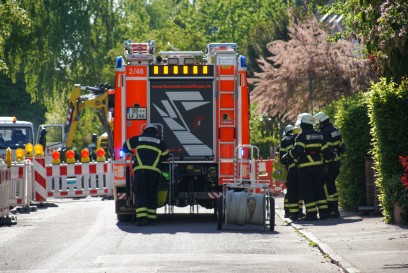 Sindelfingen: Brandbombe bei Baggerarbeiten freigelegt - Kampfmittelraeumdienst vor Ort