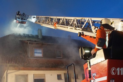 Dennach: Auto entzuendet sich und Wohnhaus brennt komplett aus - zwei Personen Verletzt