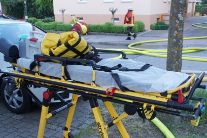 Dennach: Auto entzuendet sich und Wohnhaus brennt komplett aus - zwei Personen Verletzt