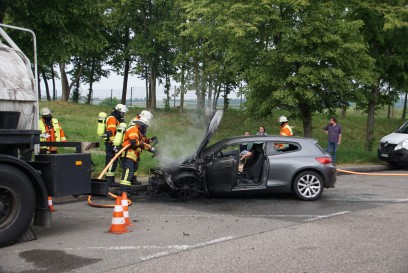 Mundeldheim: PKW geraet auf Rastplatz in Vollbrand