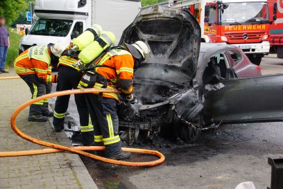 Mundeldheim: PKW geraet auf Rastplatz in Vollbrand