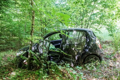 Rutesheim: Seniorin kommt mir ihrem PKW von der Fahrbahn und landet im Wald
