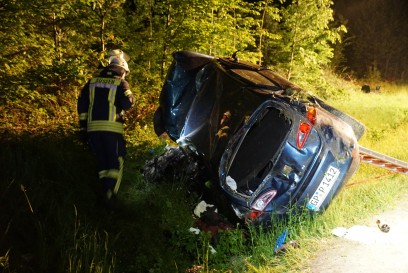 Suessen: PKW kommt von Fahrbahn ab und ueberschlaegt sich mehrfach