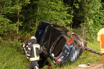 Suessen: PKW kommt von Fahrbahn ab und ueberschlaegt sich mehrfach