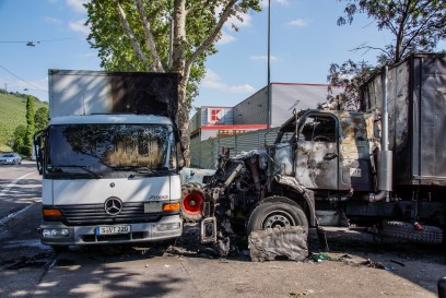 Stuttgart-Untertuerkheim: Mutmassliche Brandstiftung auf drei Transportfahrzeuge - Zeugen gesucht