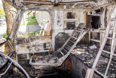 Stuttgart-Untertuerkheim: Mutmassliche Brandstiftung auf drei Transportfahrzeuge - Zeugen gesucht