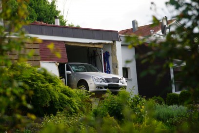 Aichelberg: PKW kracht durch Garage und droht abzustuerzen