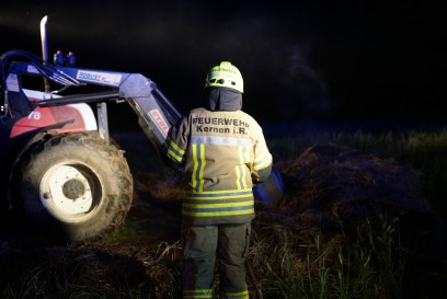 Kernen-Stetten: Strohballen brannte – Bauer und Feuerwehr verhindern schlimmeres 