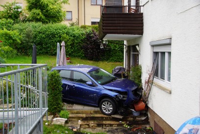 Remseck: PKW schanzt durch Gartzen und kracht in Hauswand