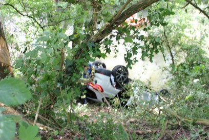 Bietigheim: PKW landet in der Enz