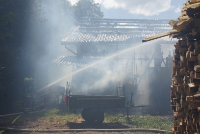 Eningen unter Achalm: Scheune brennt vollstaendig aus