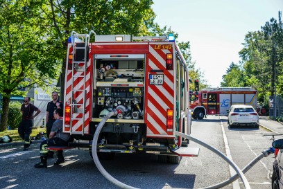 Leinfelden-Echterdingen-Unteraichen: Brand von Bitumenbahnen auf dem Dach vom Daimler Neubau - Rauchsaeule kilometerweit zu sehen