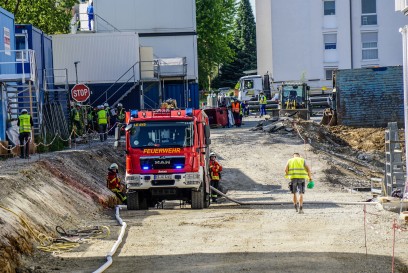 Leinfelden-Echterdingen-Unteraichen: Brand von Bitumenbahnen auf dem Dach vom Daimler Neubau - Rauchsaeule kilometerweit zu sehen