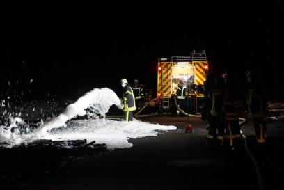 Suessen: Brand verursacht hohen Schaden - Nachloescharbeiten in der Nacht