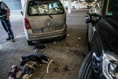 Kirchheim/ Teck: Senior rammt mehrere Autos – Passantin wird unter dem Pkw eingeklemmt - Rettungshubschrauber im Einsatz