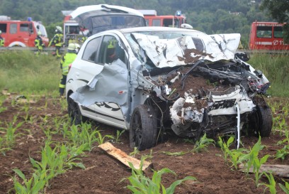 Unfall B29 AS Geradstetten FR Stuttgart RTW und FW vor Ort