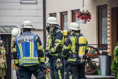 Weil im Schoenbuch: Kaminbrand in Zweifamilienhaus - Wespennest zerstoert