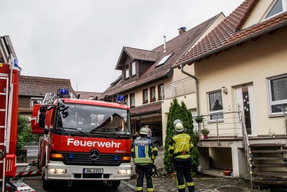 Weil im Schoenbuch: Kaminbrand in Zweifamilienhaus - Wespennest zerstoert