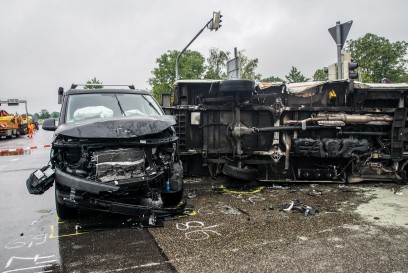 Stuttgart-Weilimdorf: Rettungswagen auf Einsatzfahrt verunglueckt - mehrere Verletzte