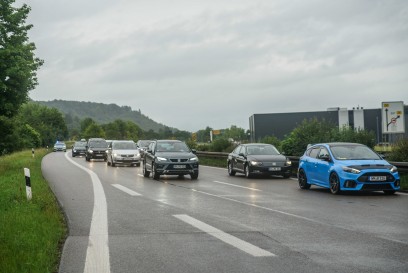 Winterbach/ B29: Transporter kommt bei Regennasser Fahrbahn von Strasse ab und knallt gegen einen Baum - 2 Verletzte