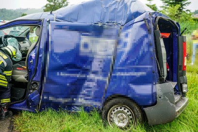 Winterbach/ B29: Transporter kommt bei Regennasser Fahrbahn von Strasse ab und knallt gegen einen Baum - 2 Verletzte