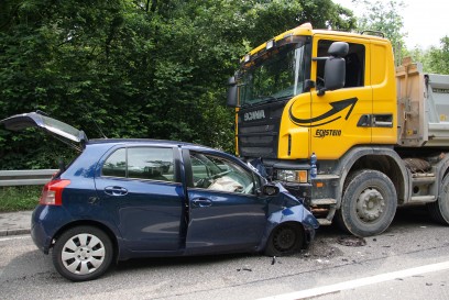 Marbach: PKW kollidiert mit LKW, 1 Verletzter