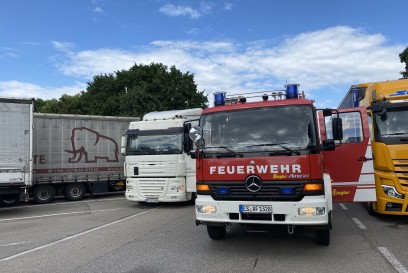 Aichelberg/A8: Rauch an Sattelzug sorgt fuer Feuerwehreinsatz