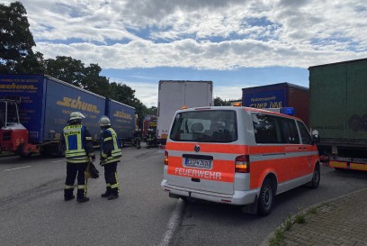 Aichelberg/A8: Rauch an Sattelzug sorgt fuer Feuerwehreinsatz