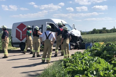 Remseck: LKW kollidiert mit Transporter und faehrt gegen Strommmast