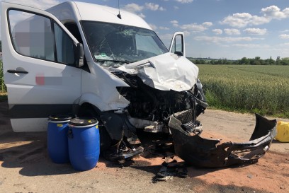Remseck: LKW kollidiert mit Transporter und faehrt gegen Strommmast