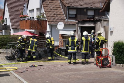 Weinstadt: Garage brennt komplett aus - Feuerwehr loescht brand und verhindert ein Uebergreifen