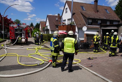 Weinstadt: Garage brennt komplett aus - Feuerwehr loescht brand und verhindert ein Uebergreifen