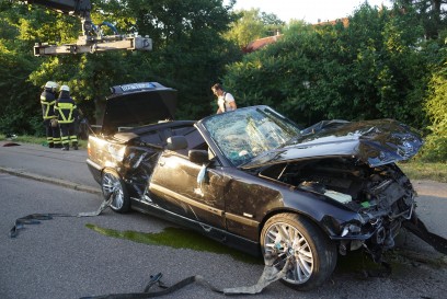 Holzheim: PKW kommt von Fahrbahn ab und landet im Bachbett